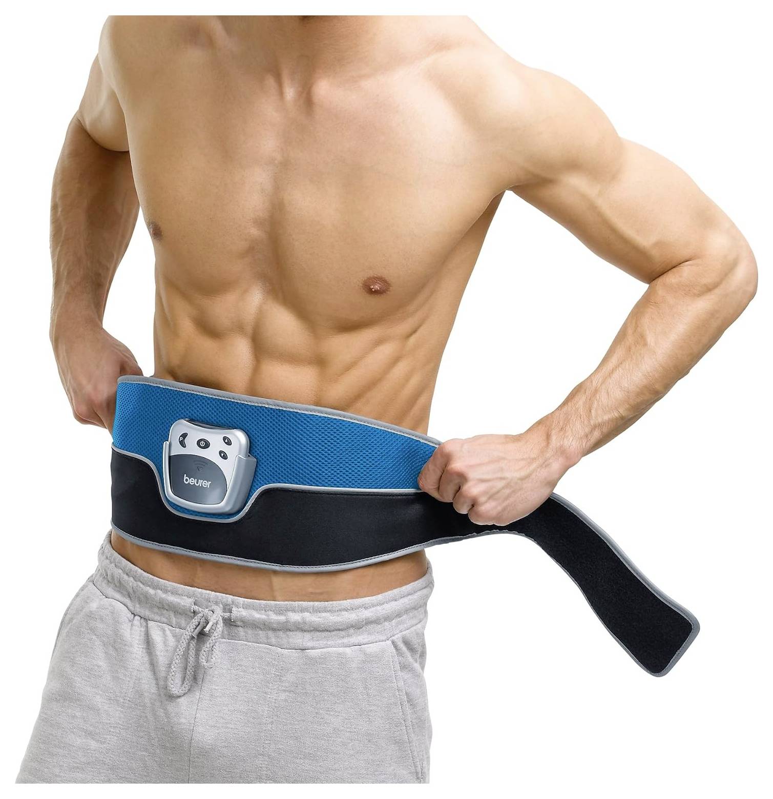 Mann ohne Hemd, der einen blauen Bauch-Massagegürtel um die Taille trägt und den Riemen verstellt.