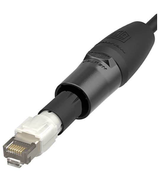 Nahaufnahme eines schwarzen Ethernet-Kabels mit RJ45-Stecker und Schutzkappe, vor weißem Hintergrund dargestellt.