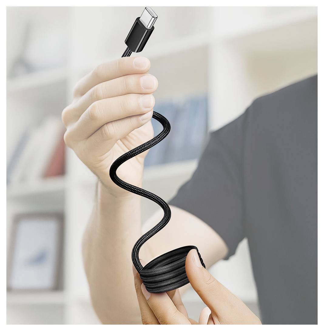 Person, die ein schwarzes USB-C-Kabel hält und es sauber um das Kabel aufgewickelt zeigt, während sie das Steckerende ergreift.