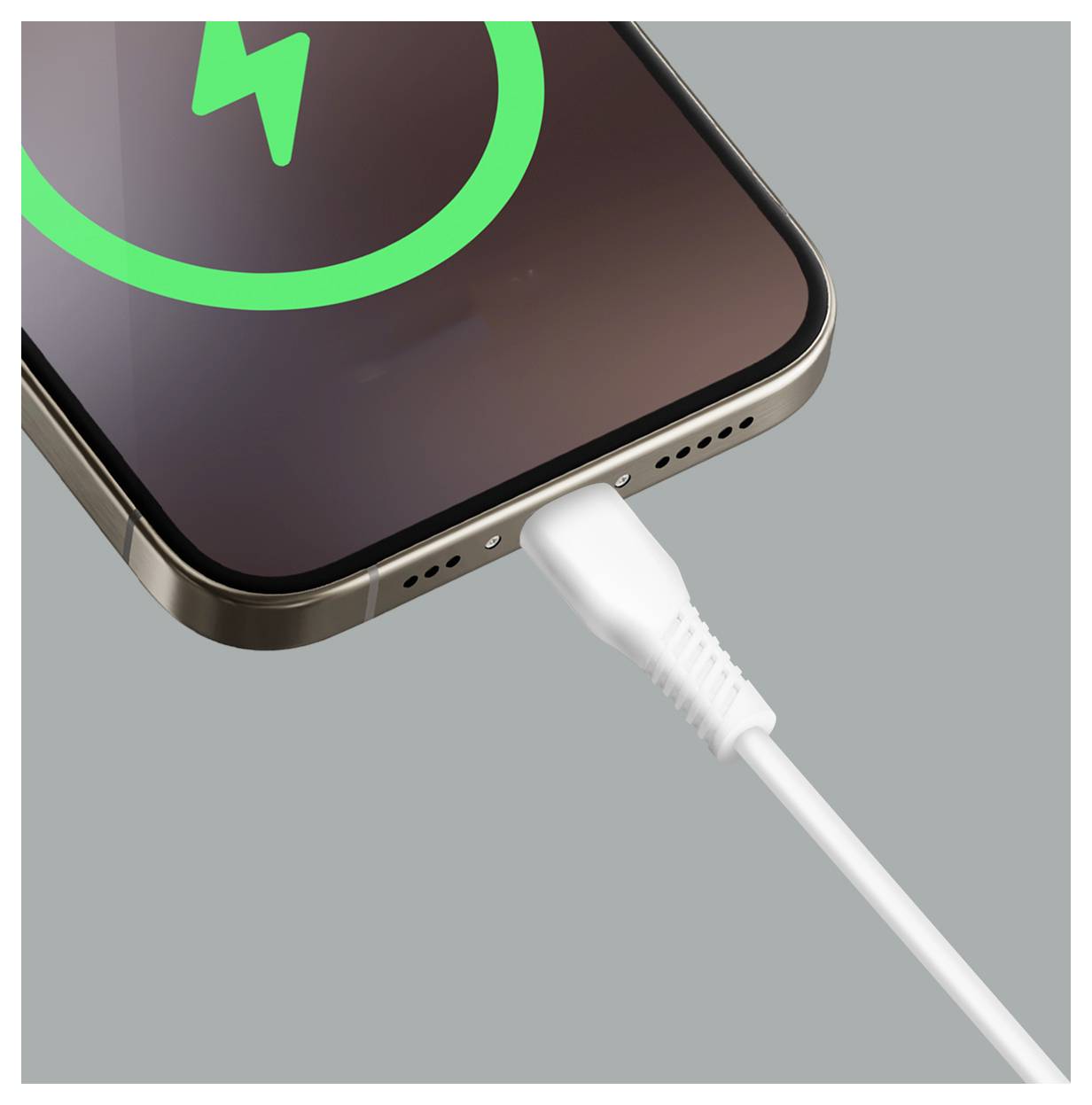 Nahaufnahme eines Smartphones, das mit einem weißen Kabel geladen wird, das in den unteren Anschluss eingesteckt ist, mit einem grünen Batteriesymbol, das das Laden anzeigt.