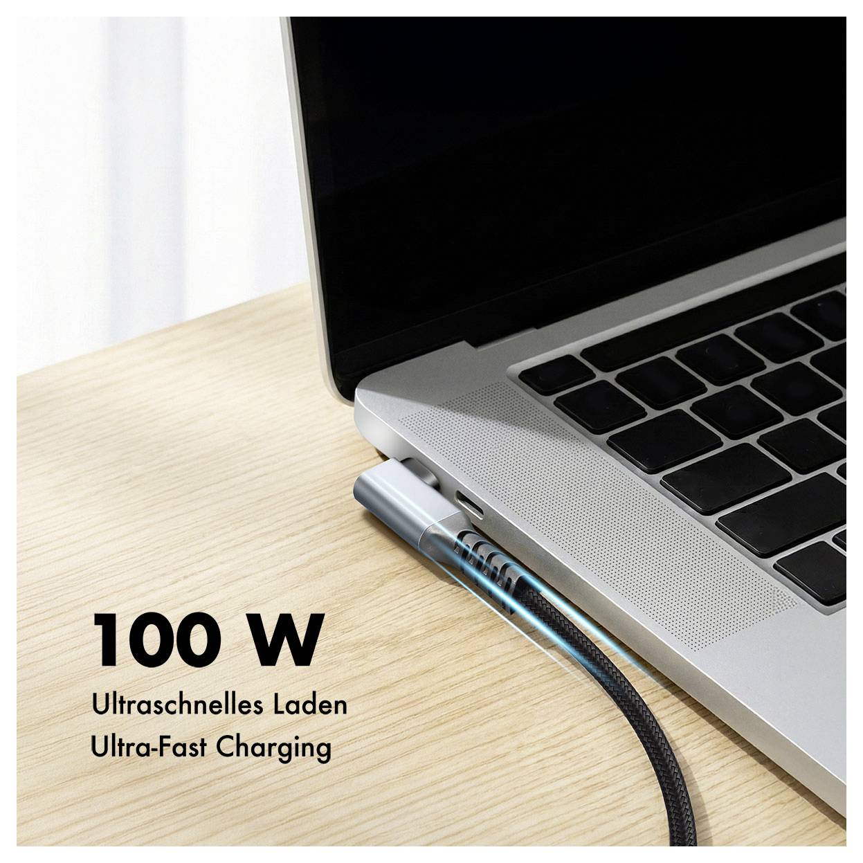 Laptop angeschlossen an ein Ladekabel mit Text '100 W', 'Ultraschnelles Laden', 'Ultra-Fast Charging', was schnelles 100-W-Laden anzeigt.