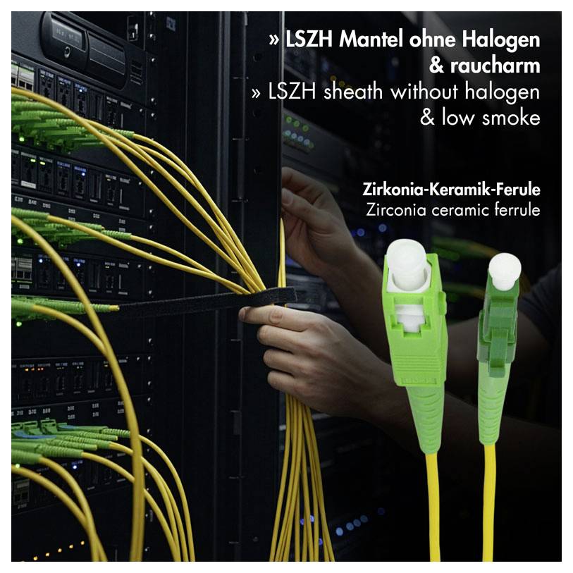 Lichtwellenleiterkabel, die mit Serverracks verbunden sind, wobei die LSZH-Mantel, die halogenfreie Niedrigrauch-Jacke und Zirkoniumoxid-Keramikferrulas hervorgehoben werden.