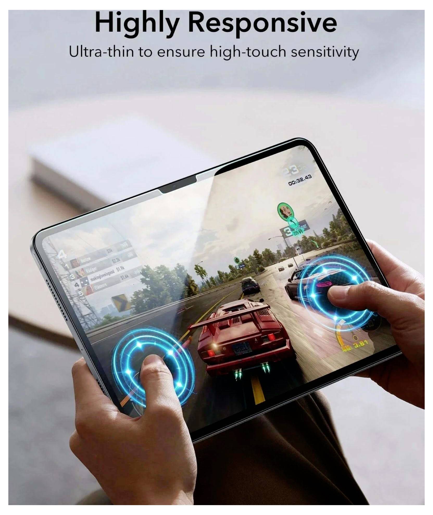 Hände, die ein Tablet zum Spielen eines Rennspiele nutzen, wobei die 