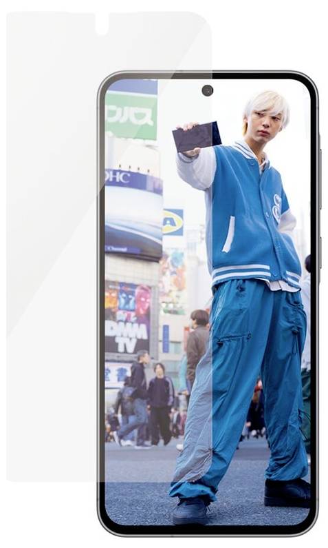 Ein Smartphone zeigt eine Person im blauen Trainingsanzug, die sich in einer Stadtstraße selbst fotografiert.