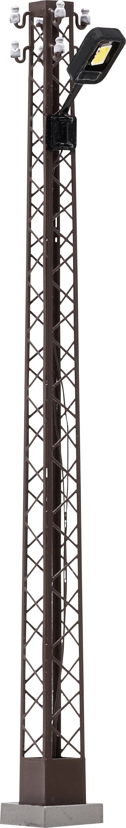 Hoher brauner Gittermast mit einer montierten Straßenleuchte an der Spitze, vor weißem Hintergrund dargestellt.