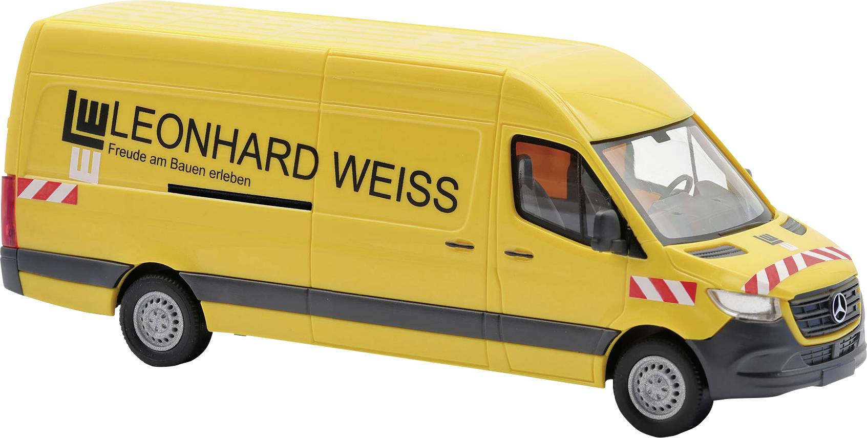 Gelber Lieferwagen von Leonhard Weiss mit Firmenlogo und gestreiften Sicherheitsmarkierungen, in Seitenansicht vor weißem Hintergrund dargestellt.