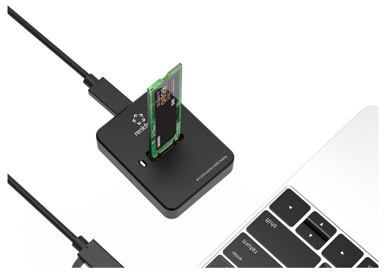 Ein schwarzes USB-Gerät mit einer eingesteckten SD-/microSD-Karte sitzt neben einer Laptop-Tastatur und zeigt einen externen Kartenleser, der über ein Kabel angeschlossen ist.