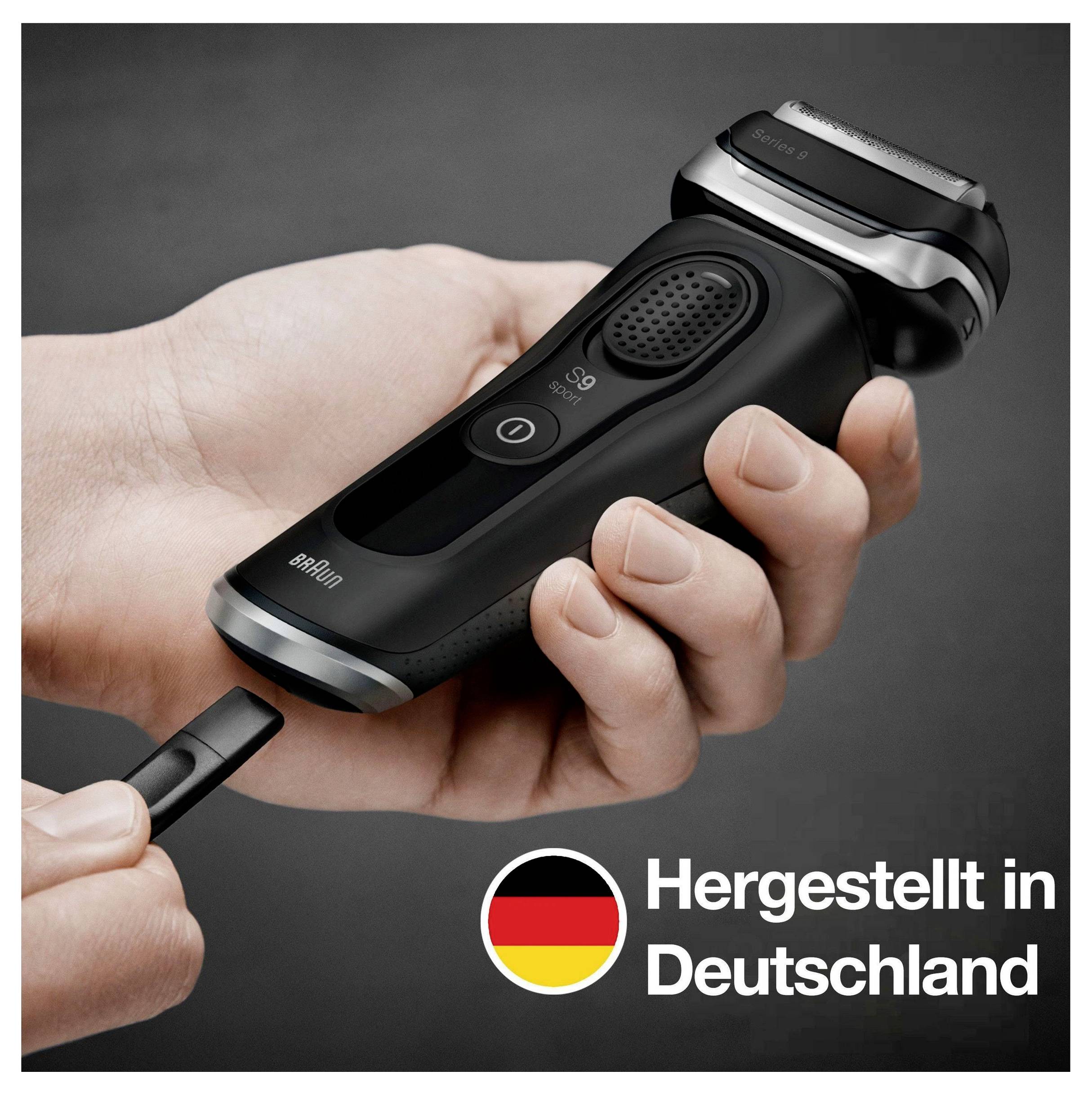 Hand hält einen Braun Elektrorasierer, während eine andere Hand ihn einsteckt; Text sagt „Hergestellt in Deutschland