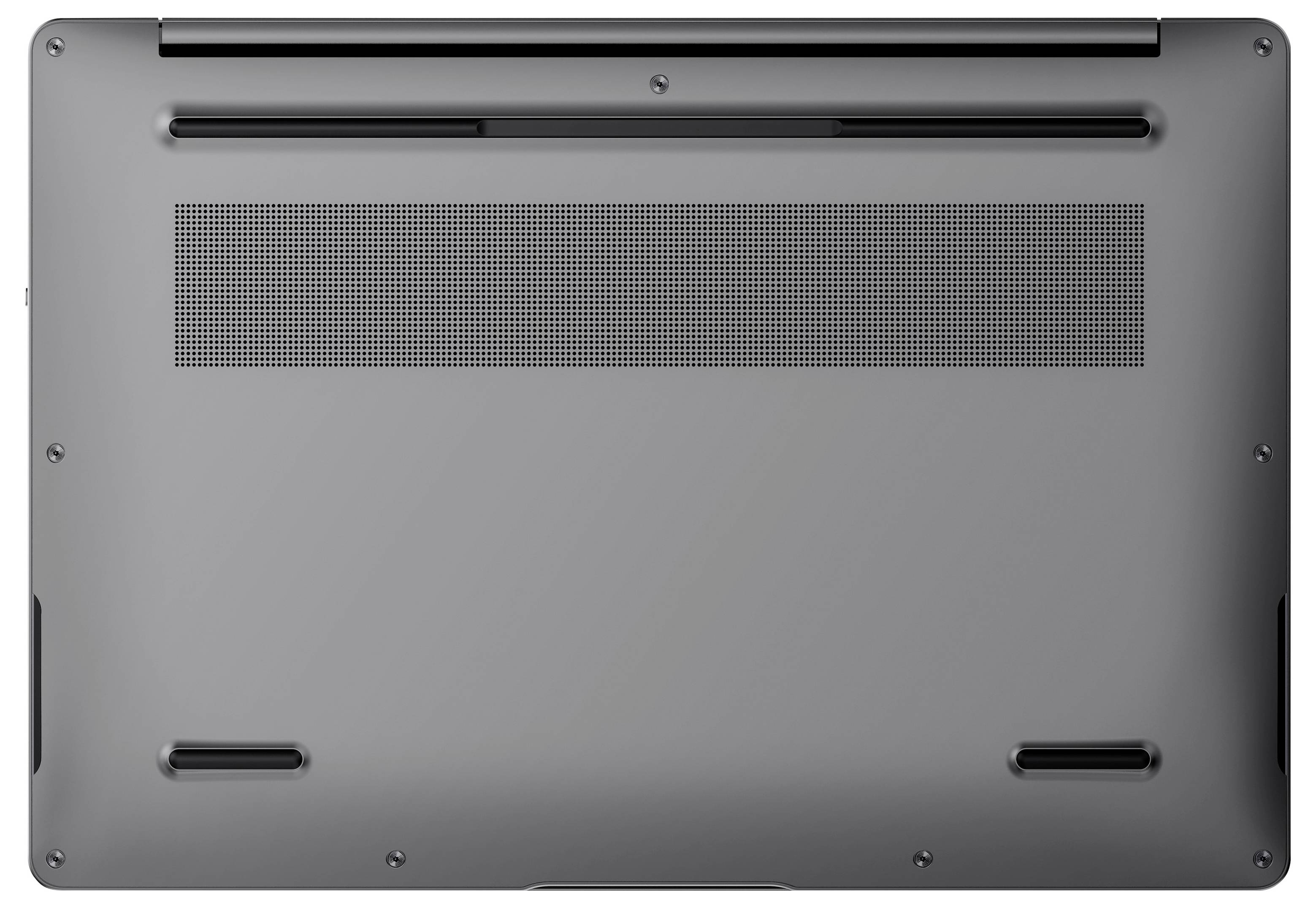 Unteransicht eines geschlossenen silbernen Laptops mit Lüftungsgittern, Gummifüßen und Schrauben auf der Unterseite.