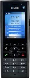 Schwarzes Mitel-Tischtelefon mit blauem Startbildschirm, Uhrzeit 22:30, Datum und Softkey-Menüoptionen, plus Tastatur und Anrufsteuerungen.