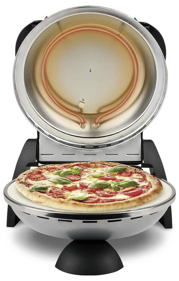 Ein Pizzaofen für die Arbeitsplatte mit einer Pizza, die auf dem unteren Stein backt, und einem Heizelement im offenen Deckel, Vorderansicht dargestellt.