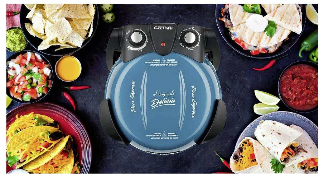 Draufsicht auf einen George-Foreman-Grill, umgeben von Schüsseln mit Taco- und Nacho-Zutaten, was auf ein Taco-Nacht-Buffet hindeutet.