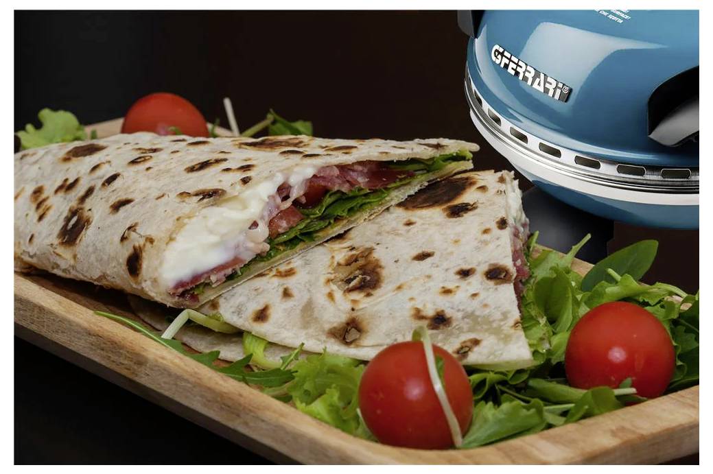 Gegrillte Quesadilla auf einem Holzbrett mit Kirschtomaten und Blattgemüse, daneben ein blaues Bügeleisen zum Garen der Tortilla.