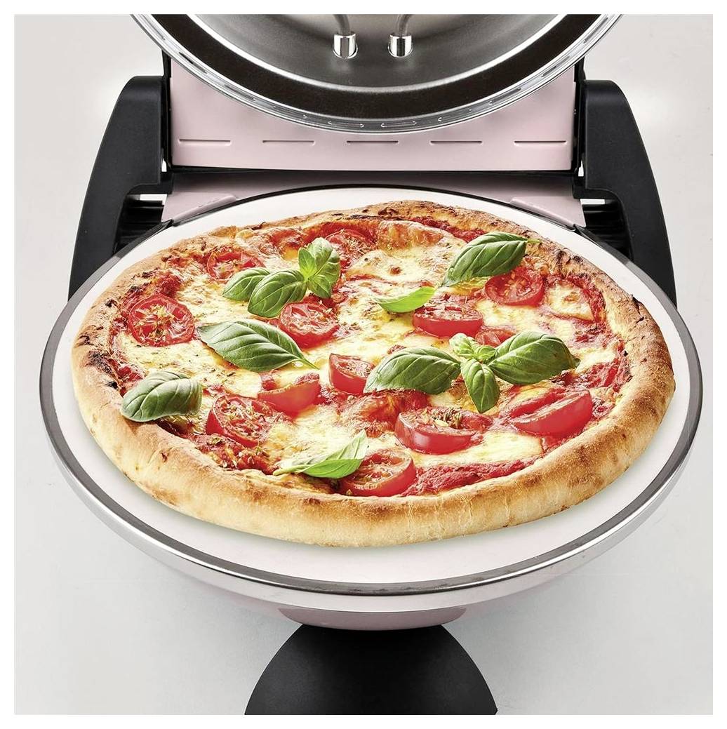 Frische Pizza mit Basilikum und Tomate auf einem runden Ofenstein in einem offenen Arbeitsplatten-Pizzaofen.
