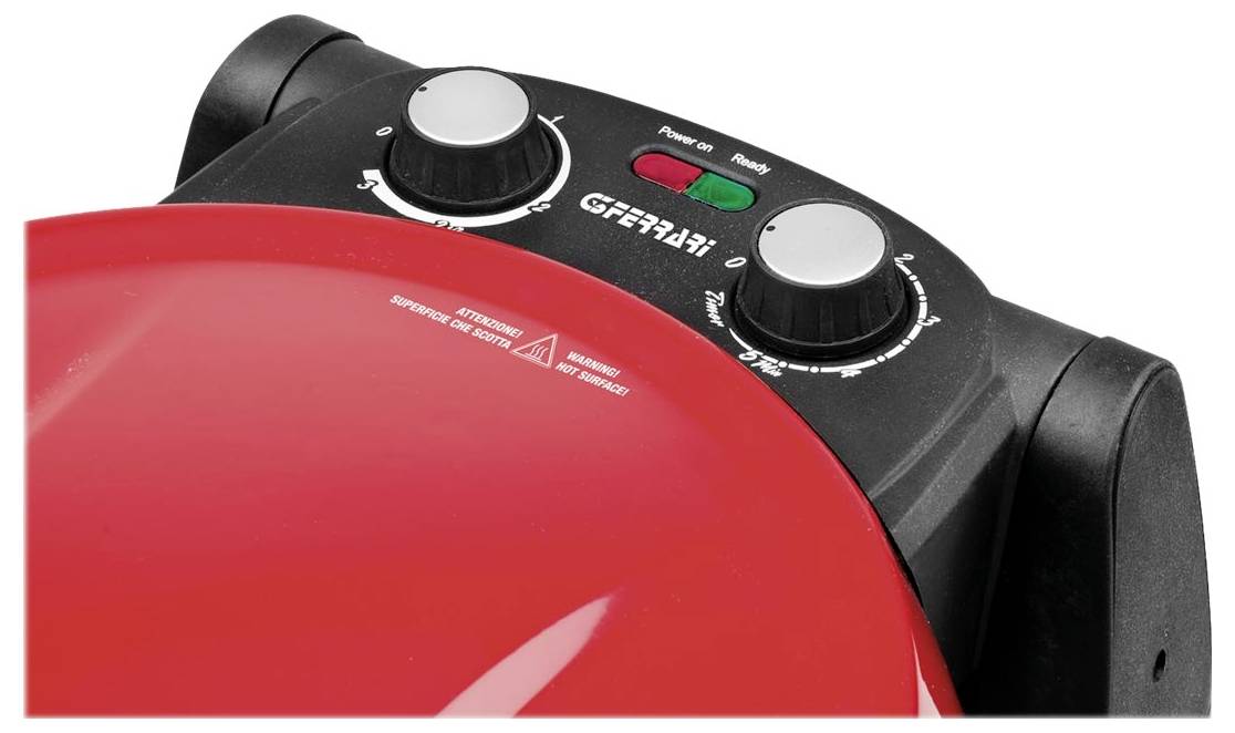 Nahaufnahme eines rot-schwarzen elektrischen Grills oder Sandwichmakers mit zwei Kontrolldrehknöpfen und Stromversorgungs-/Heizungsanzeigelichtern.