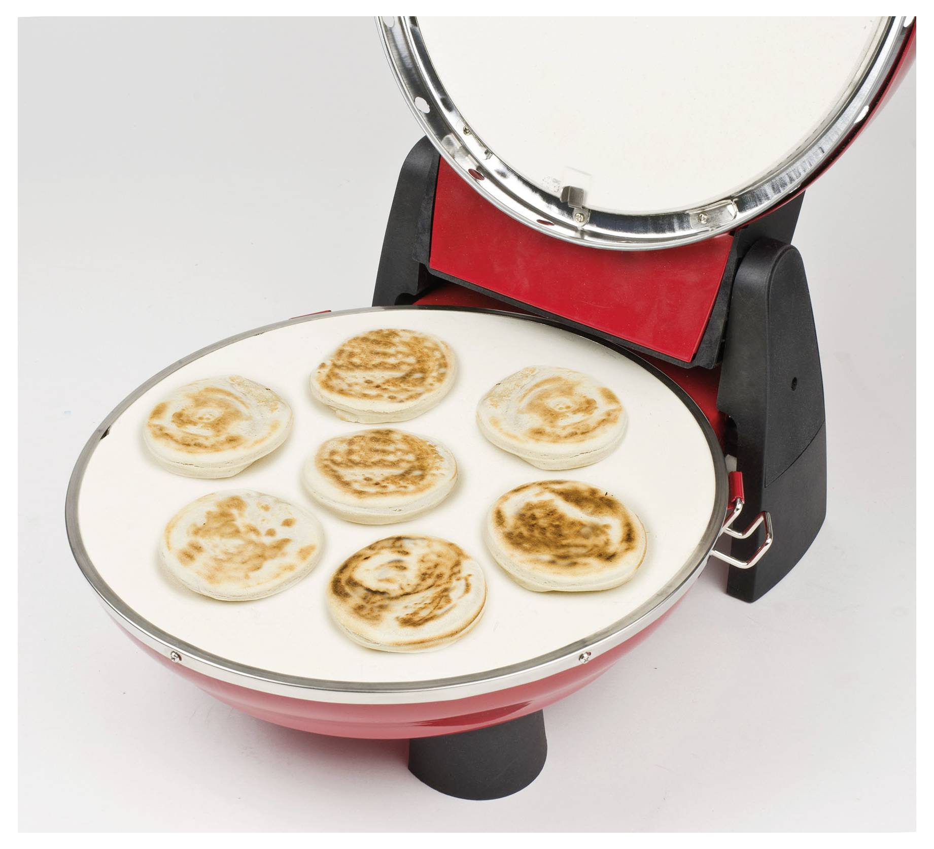 Elektrischer Mini-Pfannkuchenbereiter mit sieben kleinen Pfannkuchen, die auf einem runden antihaftbeschichteten Kochfeld garen, Deckel offen.