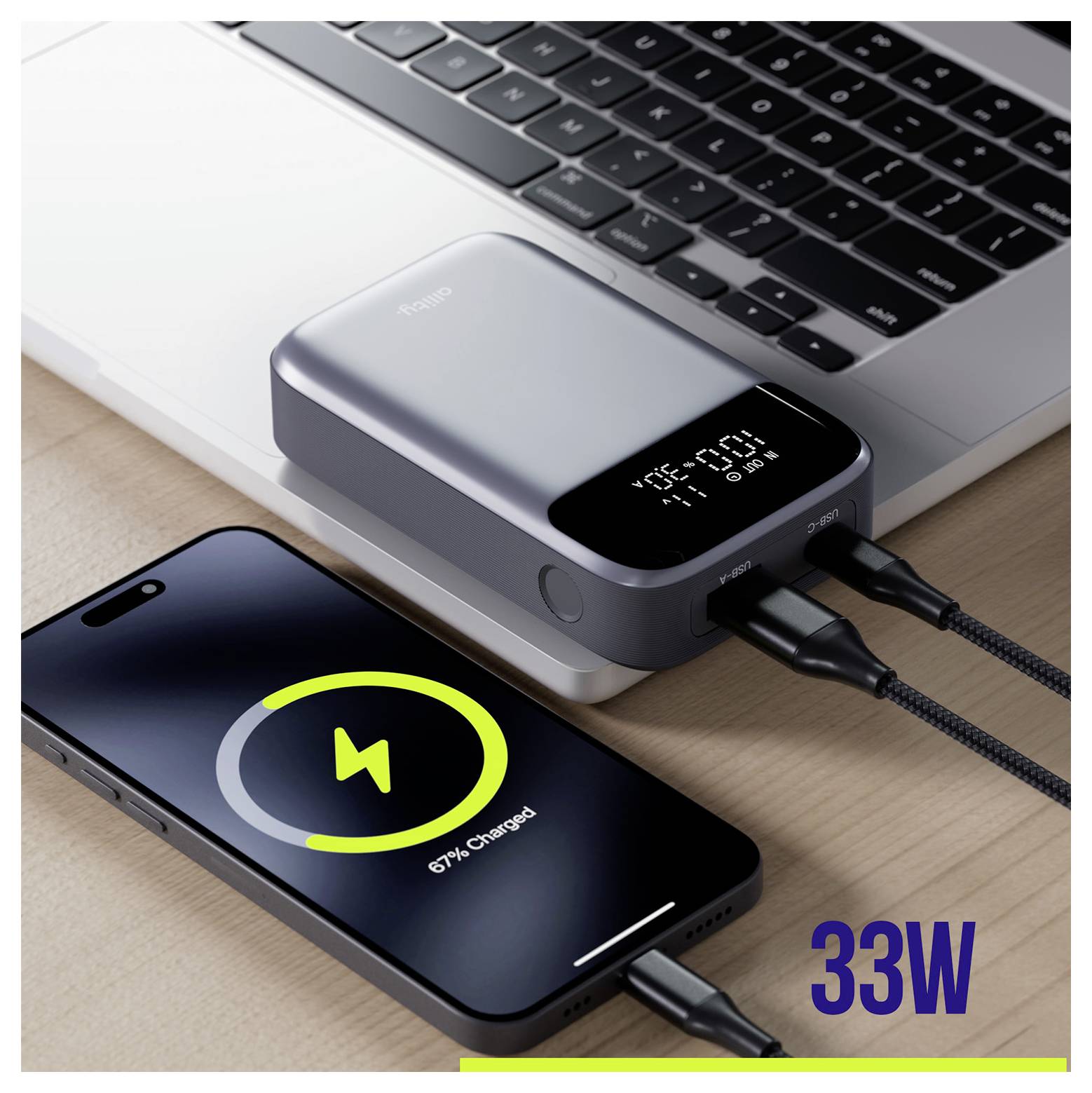 Grau tragbare Powerbank mit digitaler Batterieanzeige und zwei USB-Anschlüssen, gezeigt in einer produktgestylten Ansicht mit Detail-Ausschnitten.