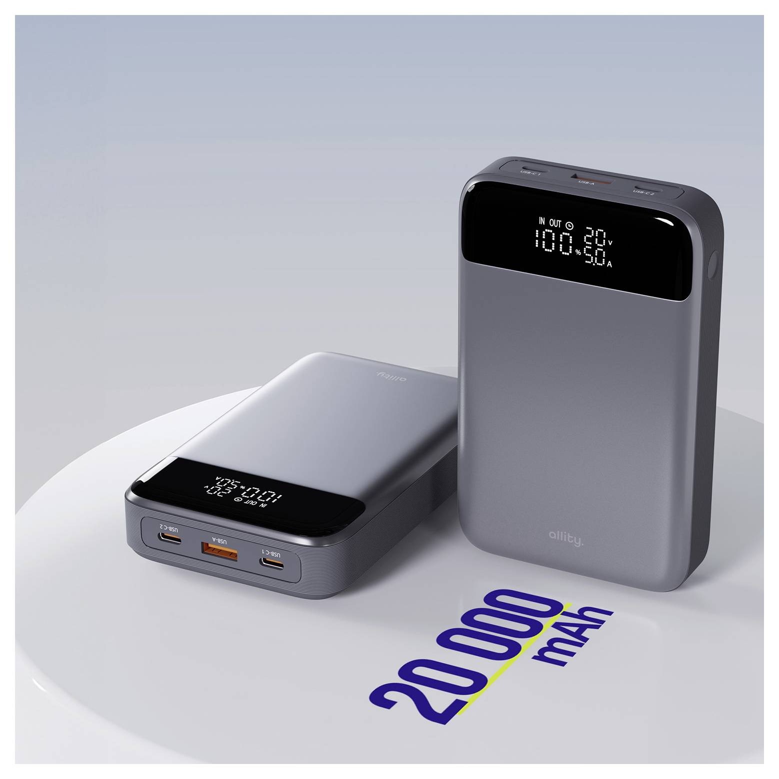 Zwei graue tragbare Anker-Powerbanks, eine aufrecht und eine flach liegend, mit einer Beschriftung von 20000 mAh, auf einer weißen Oberfläche gezeigt.