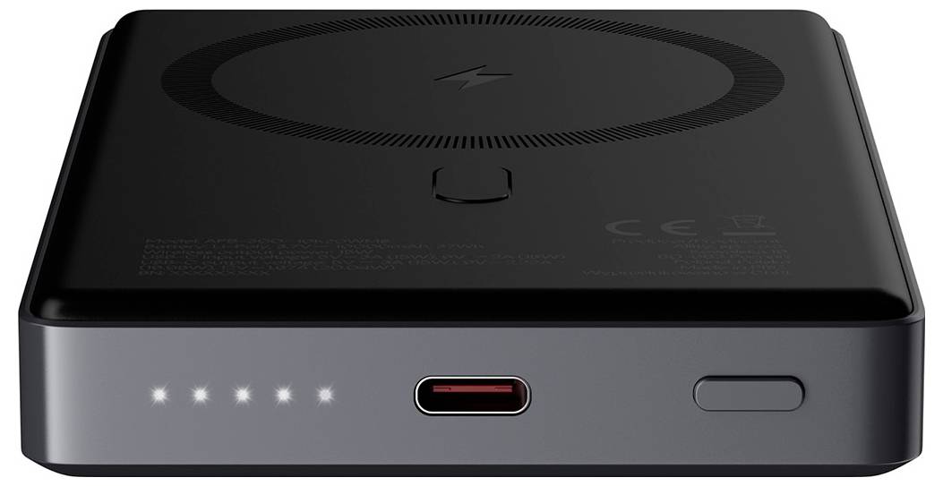 Schwarze tragbare Powerbank mit drahtlosem Ladegerät auf der Oberseite, USB-C-Anschluss und Einschaltknopf auf der Vorderseite sowie vier LED-Ladeindikatoren.