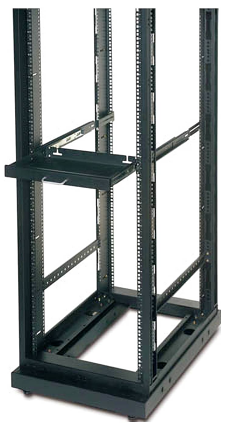 Stahlserver-Rack-Rahmen mit vier vertikalen Pfosten und verstellbaren Regalen, leer auf weißem Hintergrund dargestellt.