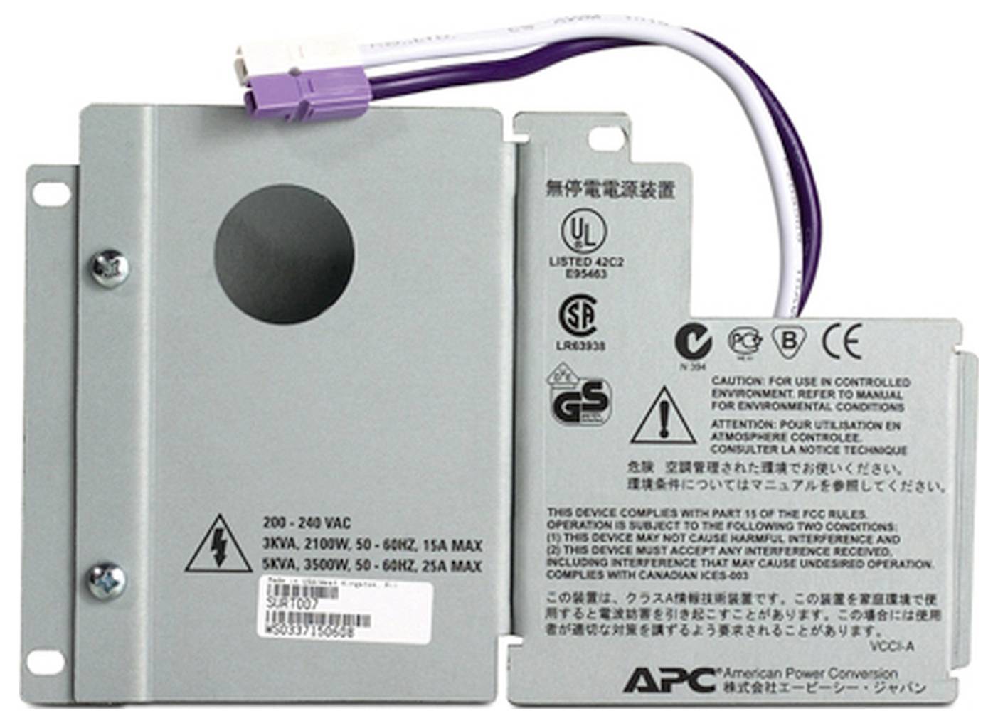 APC-Stromkonvertierungseinheit mit angeschlossenem violettem Kabel, Frontansicht mit Sicherheitsbezeichnungen und Spezifikationen auf einem Metallgehäuse.