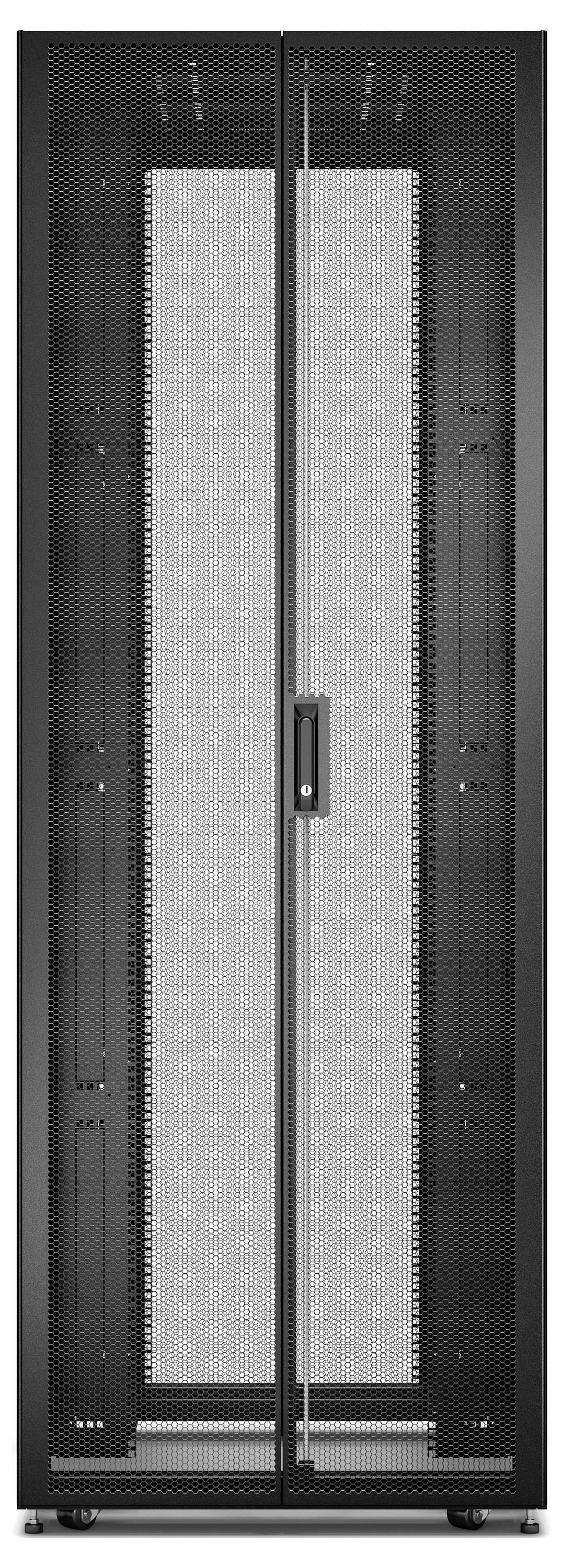 Ein hohes schwarzes Server-Rack-Schrank mit perforierten Türen an der Vorderseite und einem zentralen Griff, geschlossen vor einem einfachen Hintergrund dargestellt.