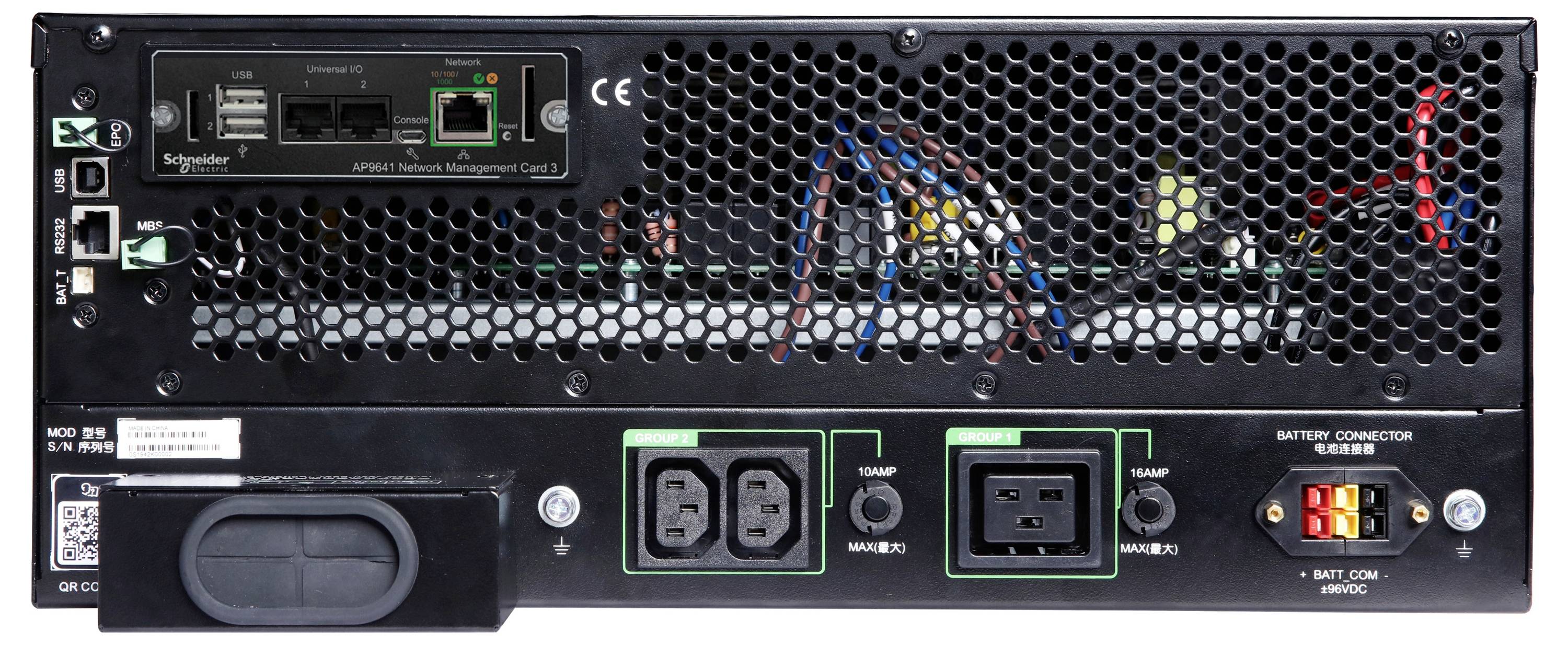 Frontansicht eines Schneider Electric UPS-Rückpanels mit Lüftungsgitter, Steckdosen, Batterieanschluss und Kommunikationsanschlüssen für Backup-Stromverbindungen.