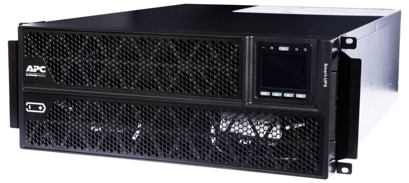 Frontansicht einer in ein APC-Rack montierten USV-Batteriebackup-Einheit mit Display und Lüftungsgitter, dargestellt auf weißem Hintergrund.