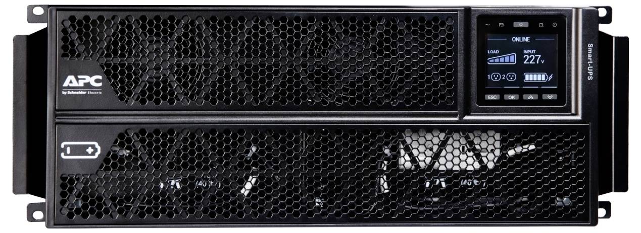 Frontansicht einer in ein Rack eingebauten unterbrechungsfreien Stromversorgung (USV) von APC mit digitaler Statusanzeige, die Batterien- und Lastinformationen anzeigt.