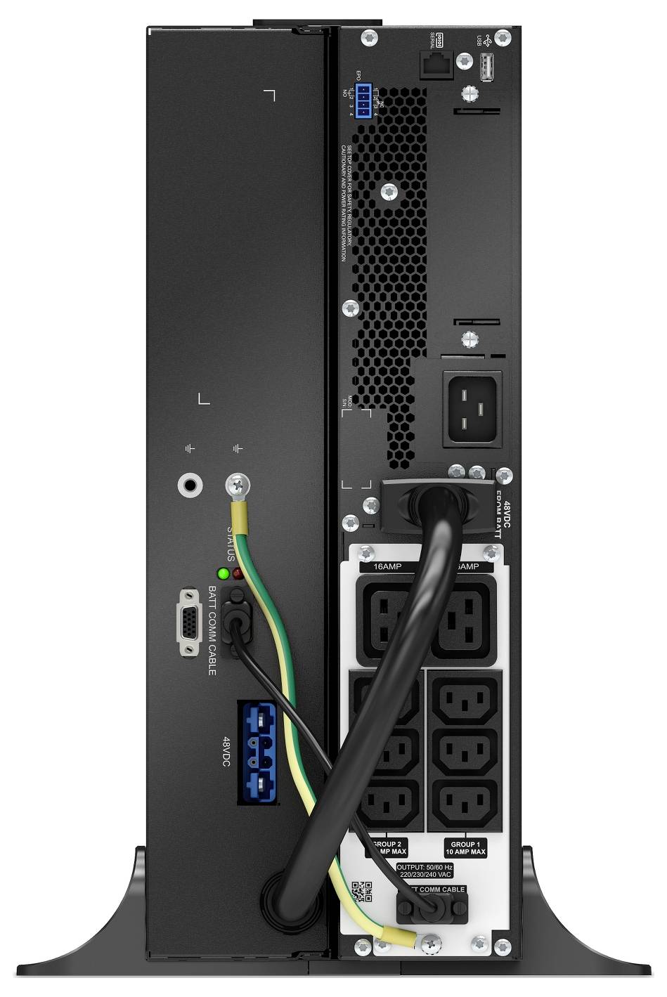 Rückansicht einer USV mit Stromausgängen, angeschlossenen Kabeln, USB- und Ethernet-Anschlüssen sowie Batterie-/Erdungsverbindungen.