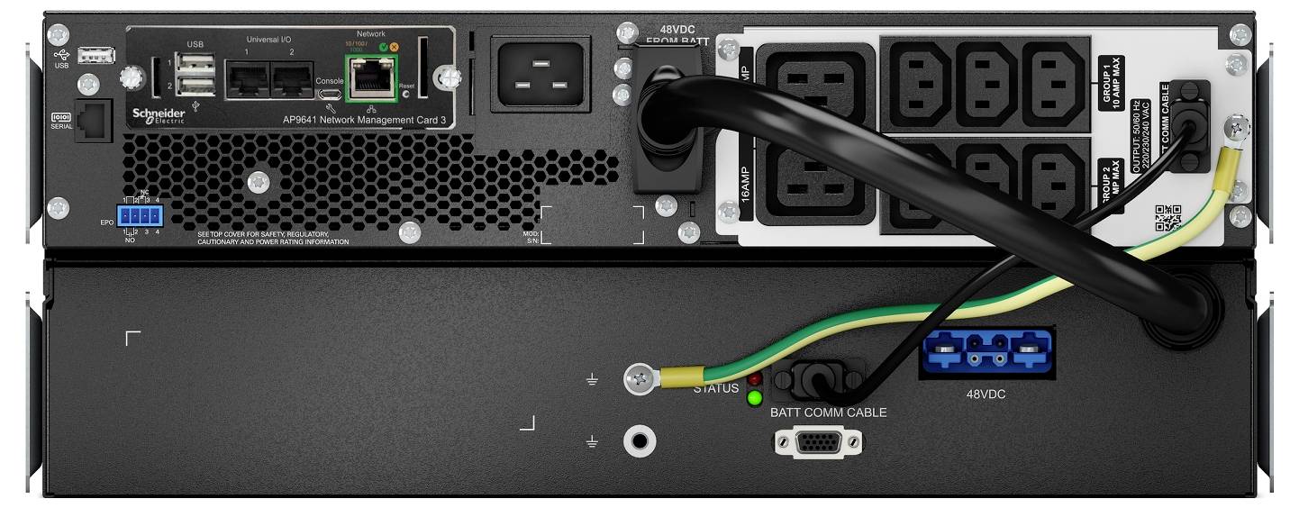Rückansicht einer Schneider Electric USV mit Stromausgängen, Netzwerkport, Batterieverbindung und gekennzeichneten Kommunikationsanschlüssen und Kabeln.