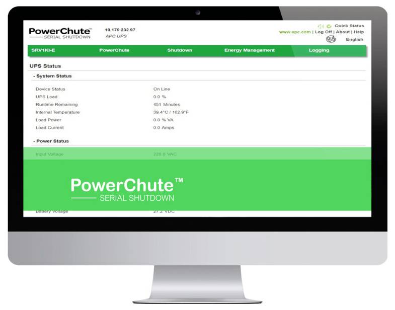 Ein Computermonitor zeigt die PowerChute Serial Shutdown-Weboberfläche mit grünem Header und UPS-Statusdetails an, die zeigen, dass das System online ist.