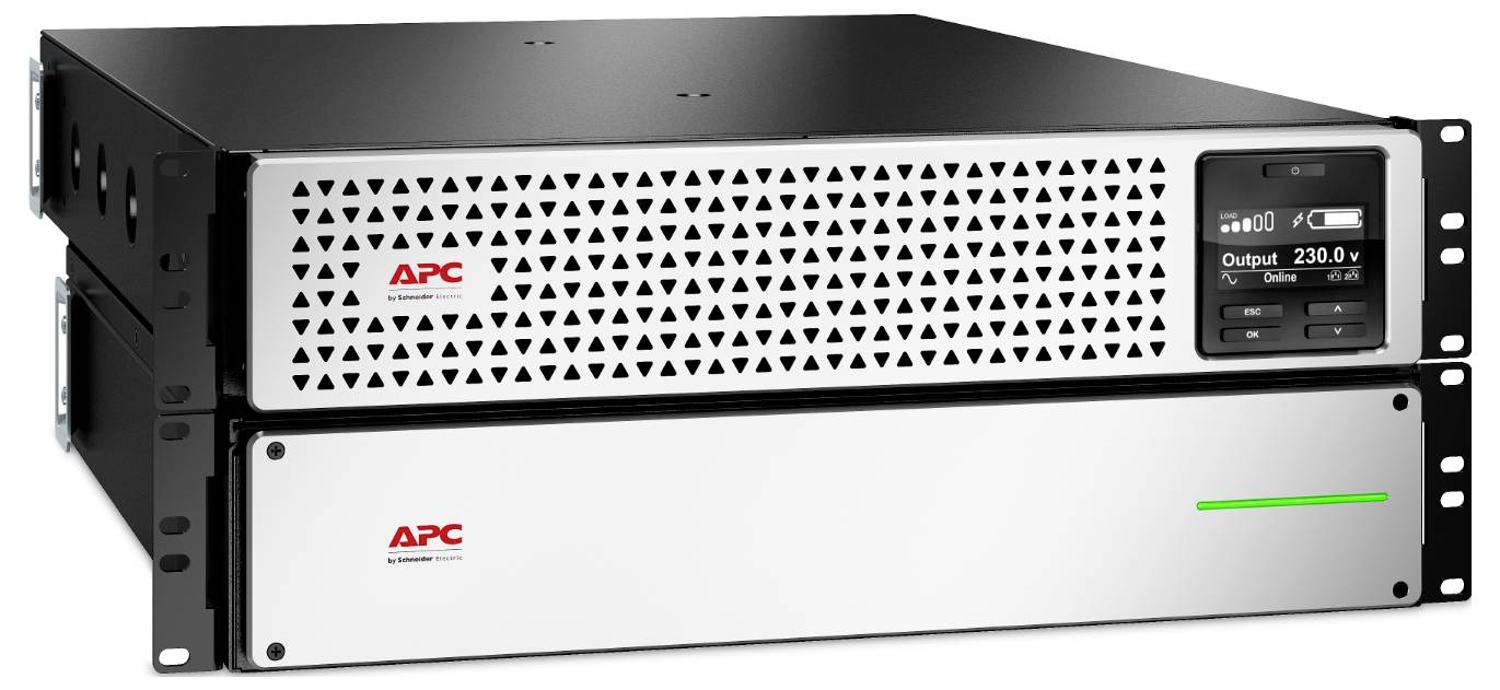 Gestapelte, in Racks montierte APC-Stromversorgungsgeräte, eines mit einer vorderen Anzeige, die einen Ausgang von 230,0 V anzeigt, und ein leeres Silbermodul.