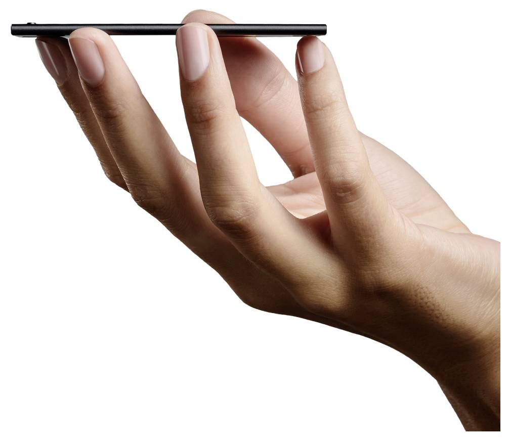 Nahaufnahme einer Hand, die ein dünnes schwarzes Smartphone oder stiftähnliches Gerät gegen einen weißen Hintergrund hält.