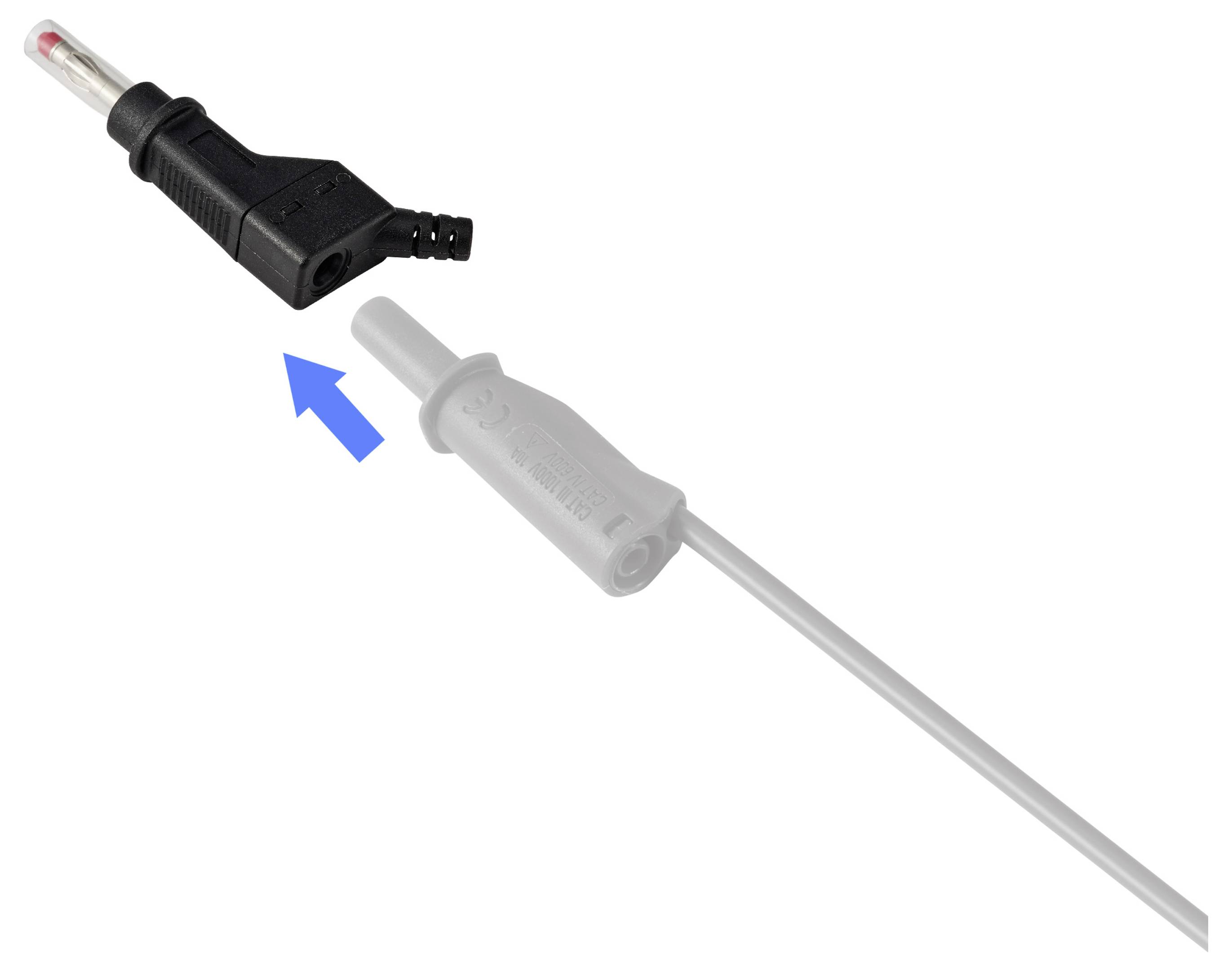 Nahaufnahme eines Elektrosteckers, der in eine entsprechende Messleitungsbuchse eingeführt wird, gekennzeichnet durch einen blauen Pfeil.