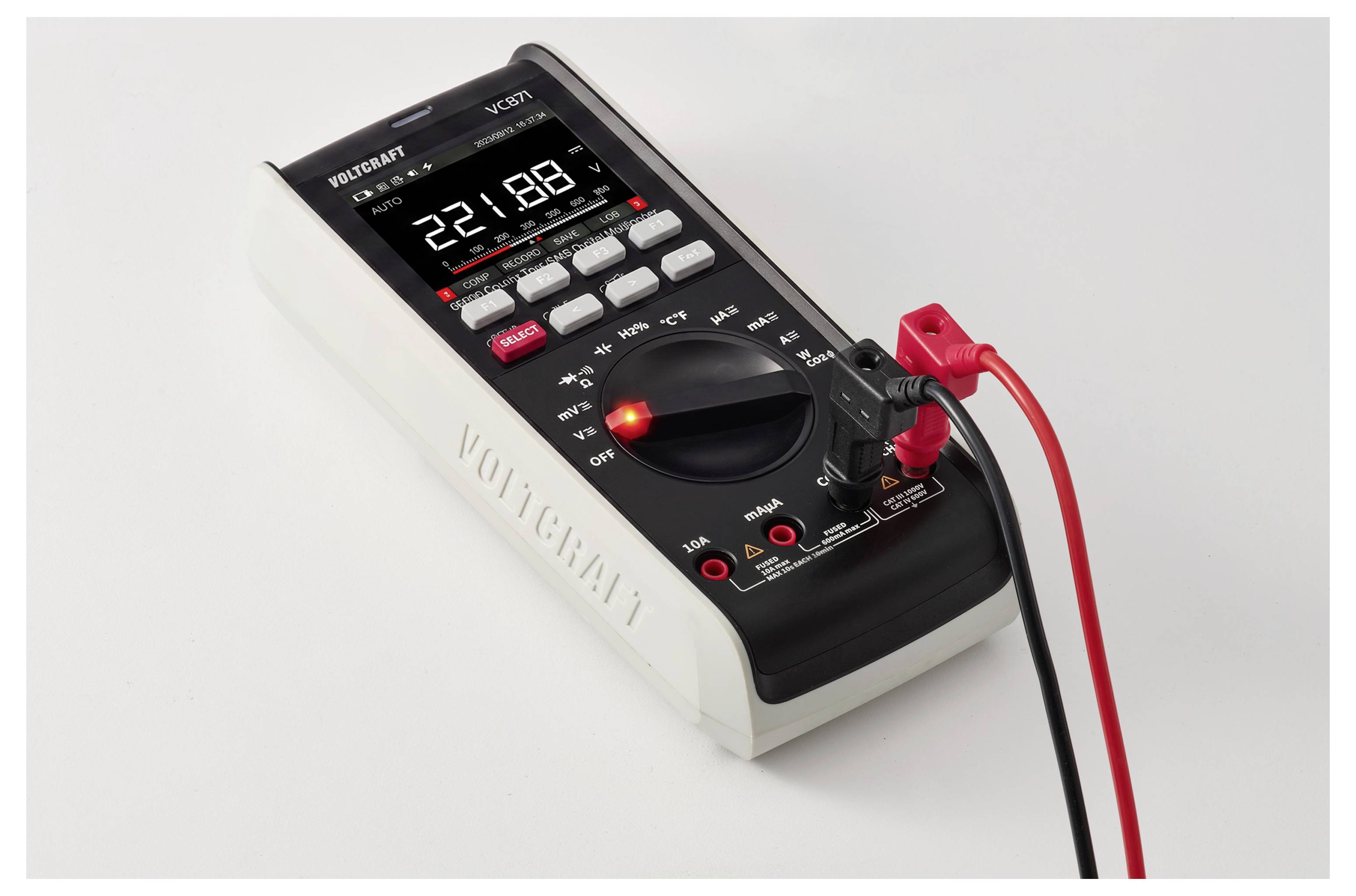 Digitales Multimeter/Prüfgerät mit der Anzeige 2218 auf dem Display, roten und schwarzen Messspitzen verbunden und der beleuchtete Wahlschalter.