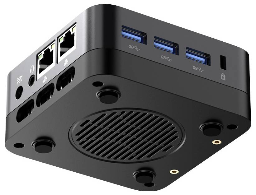 Unteransicht eines kompakten schwarzen Mini-PCs mit Anschlüssen, Lüftungsöffnungen und vier Gummifüßen auf weißem Hintergrund.
