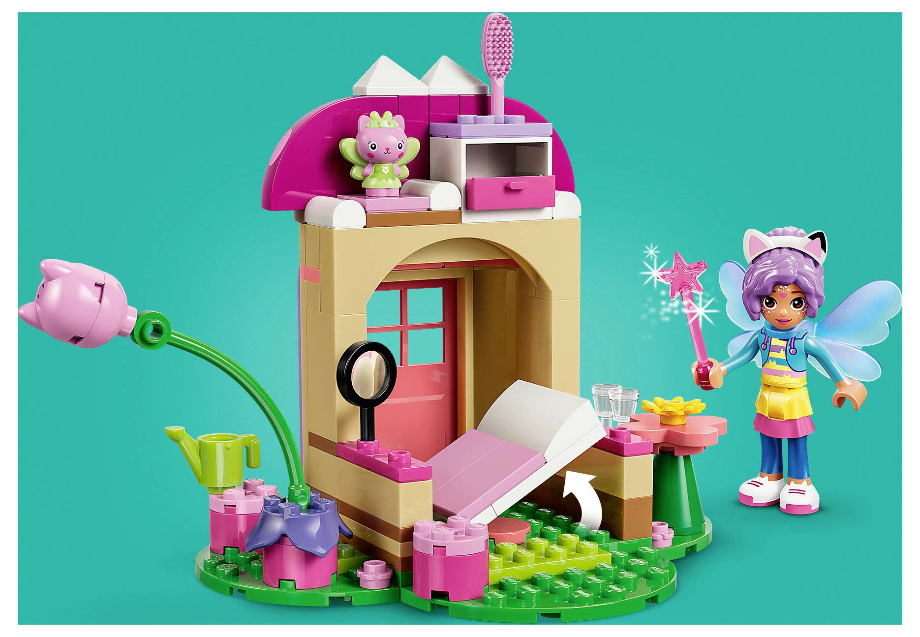 Ein farbenfroher Spielzeug-Märchenhausspielset mit einer Feenpuppe, die einen glitzernden Zauberstab neben sich hält, mit einem kleinen Garten und Dachdekorationen.