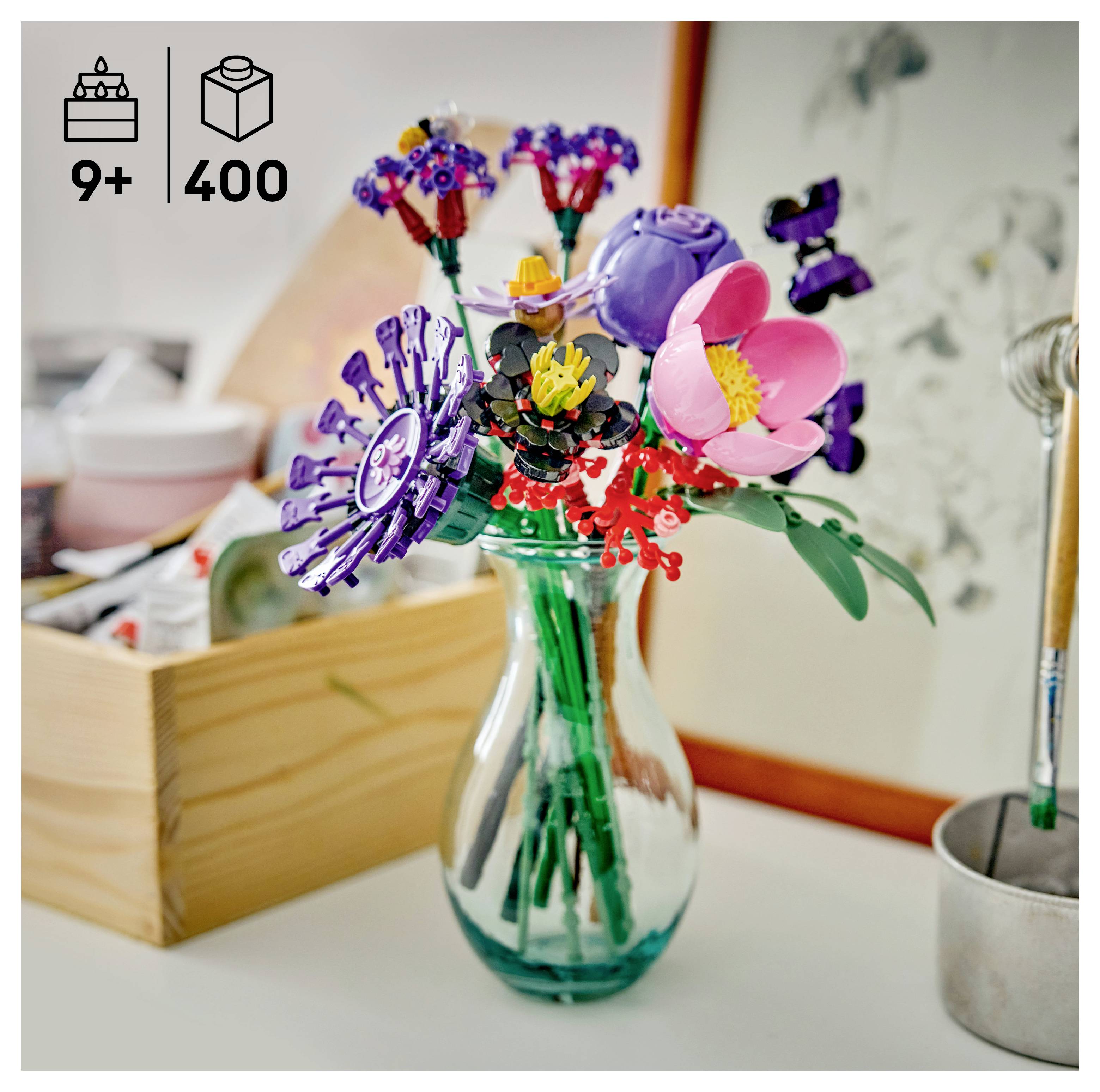LEGO-Blumenstrauß in einer Glasvase, mit 9+ Jahren und 400-Teile-Kennzeichnung oben links angezeigt.