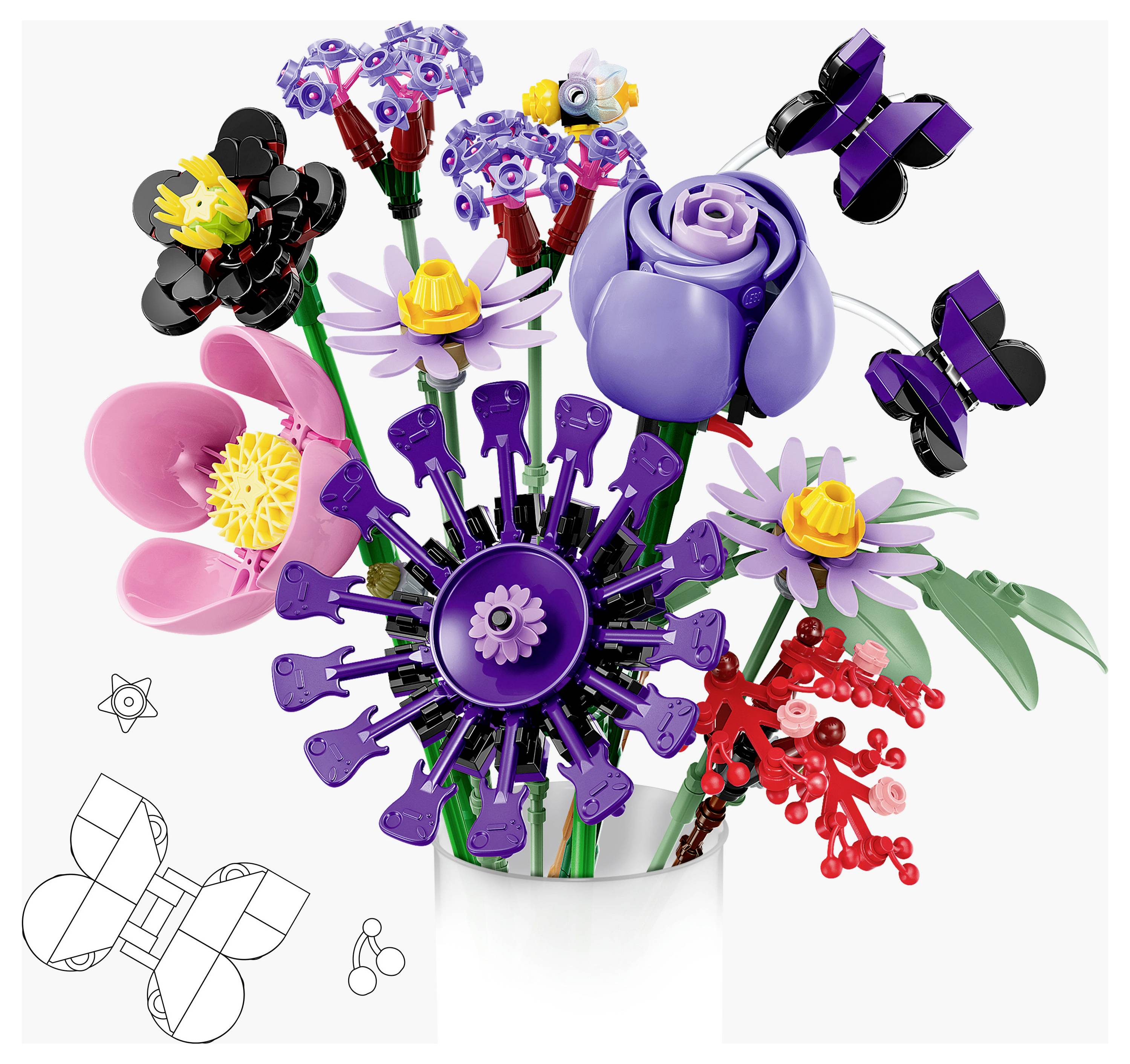 Bunter Blumenstrauß aus LEGO-ähnlichen Blumen in einem weißen Topf, mit Schmetterlingen und dekorativen Strichzeichnungen auf der linken Seite.