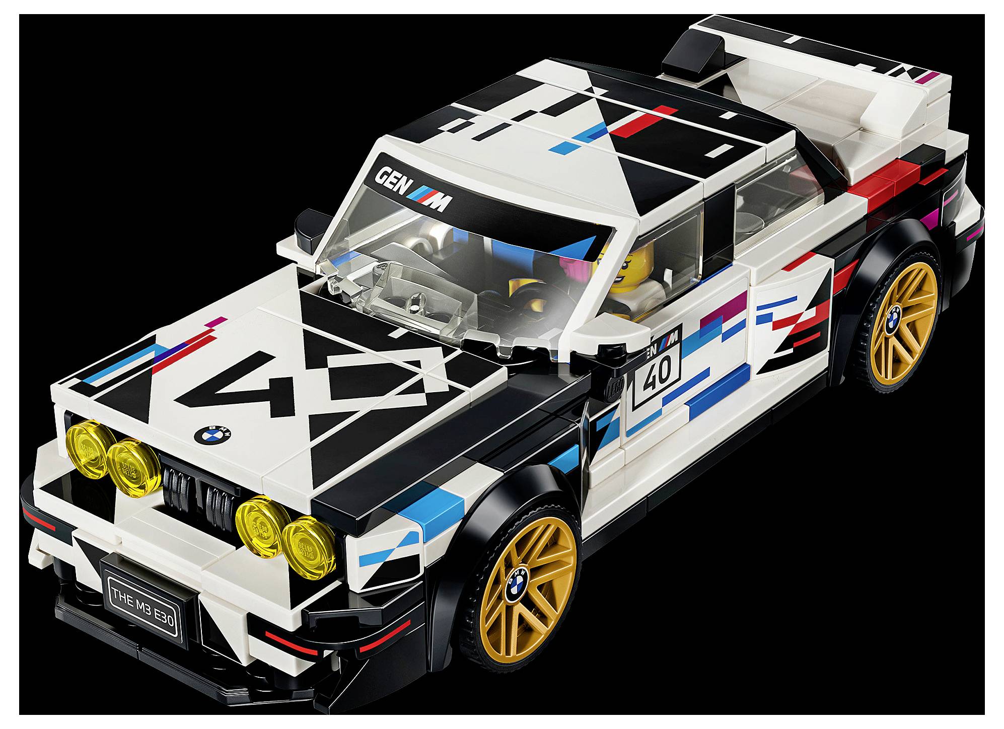 LEGO-ähnliches BMW-Rennwagen-Modell, weiß und schwarz mit blauen, roten und goldenen Akzenten, auf schwarzem Hintergrund dargestellt.