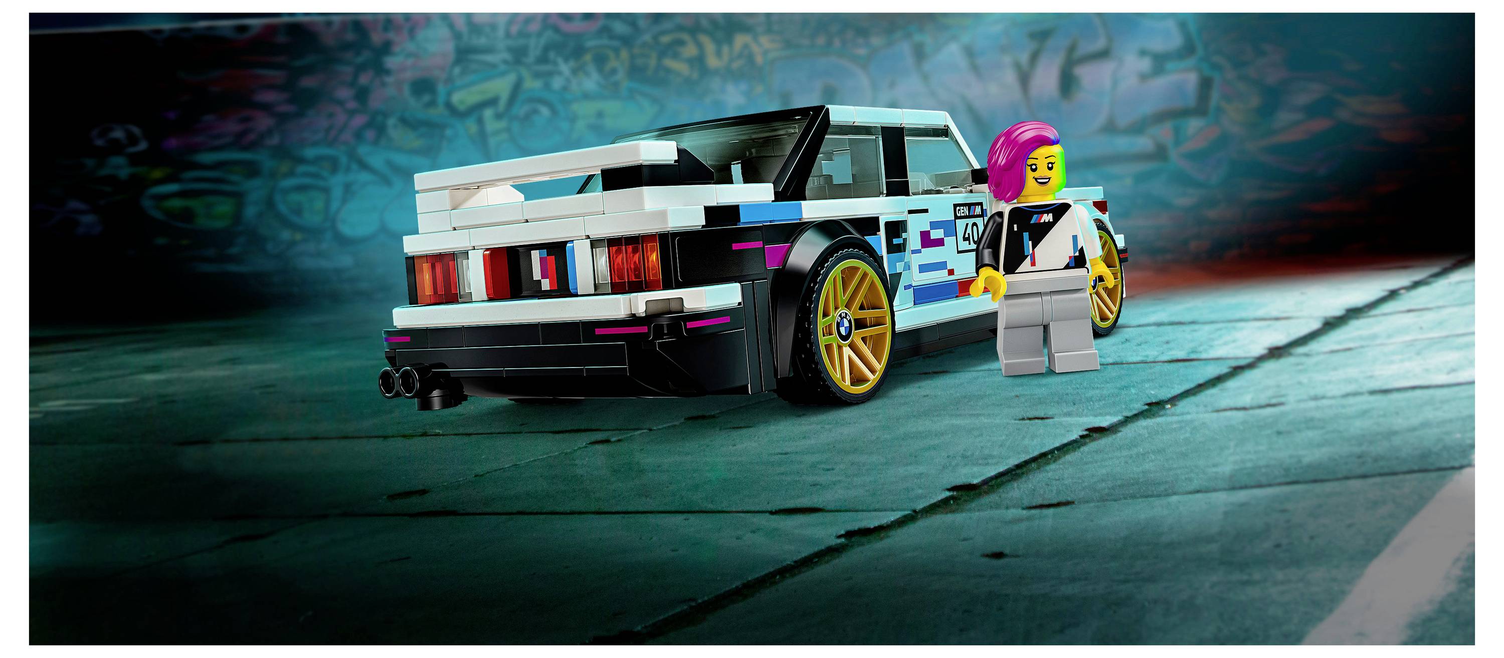 Lego-ähnlicher Sportwagen mit goldenen Rädern und eine Minifigur, die daneben auf einem blaugrün beleuchteten Studioboden steht.