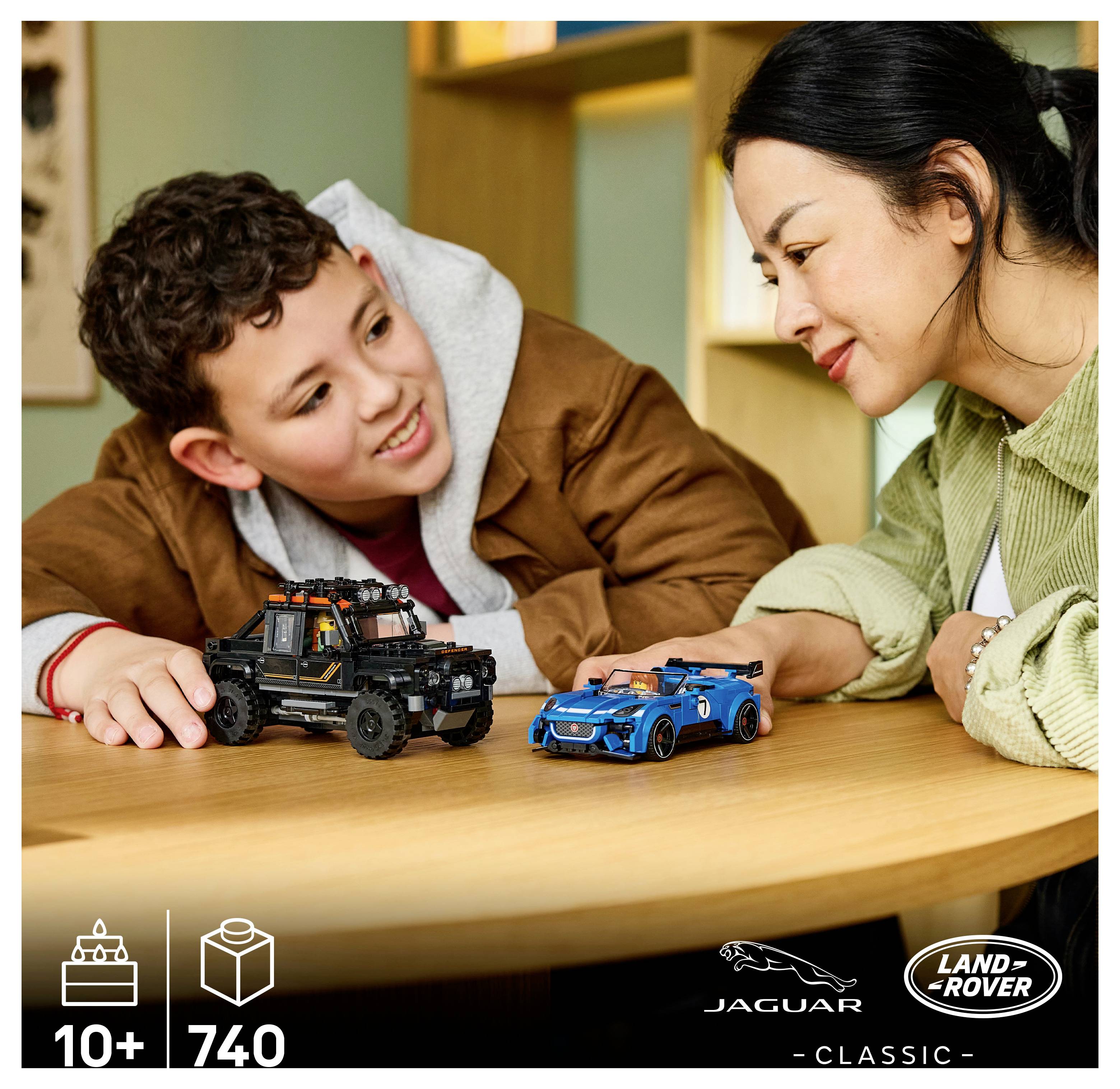 Ein Junge und eine Frau spielen mit zwei LEGO-Spielzeugautos auf einem Tisch; die Schachtelkunst zeigt „10+