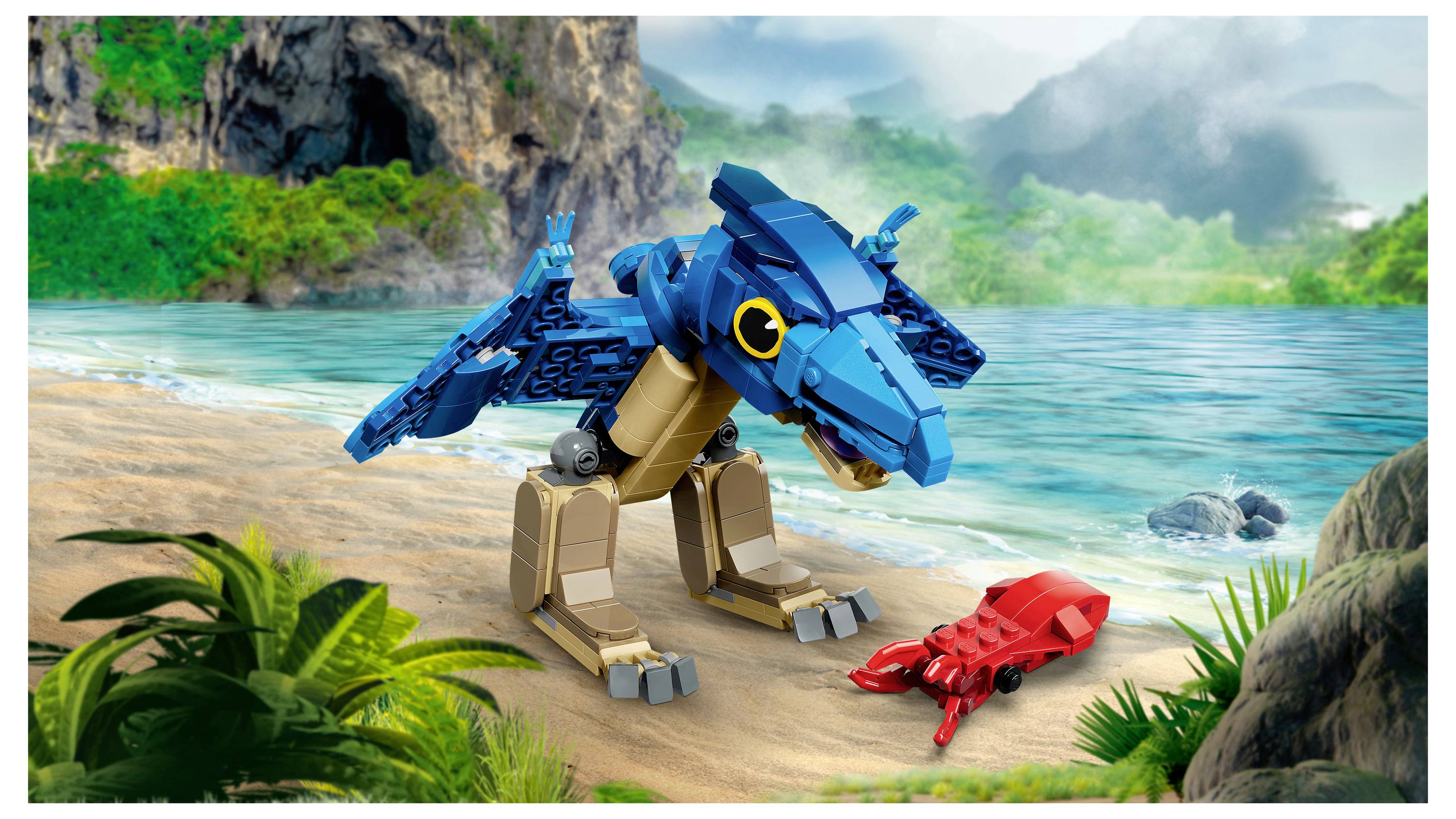 Ein blauer LEGO-Dinosaurier steht auf einem tropischen Strand und blickt auf eine rote Krabbe am Ufer, mit Ozean, Klippen und Dschungel im Hintergrund.