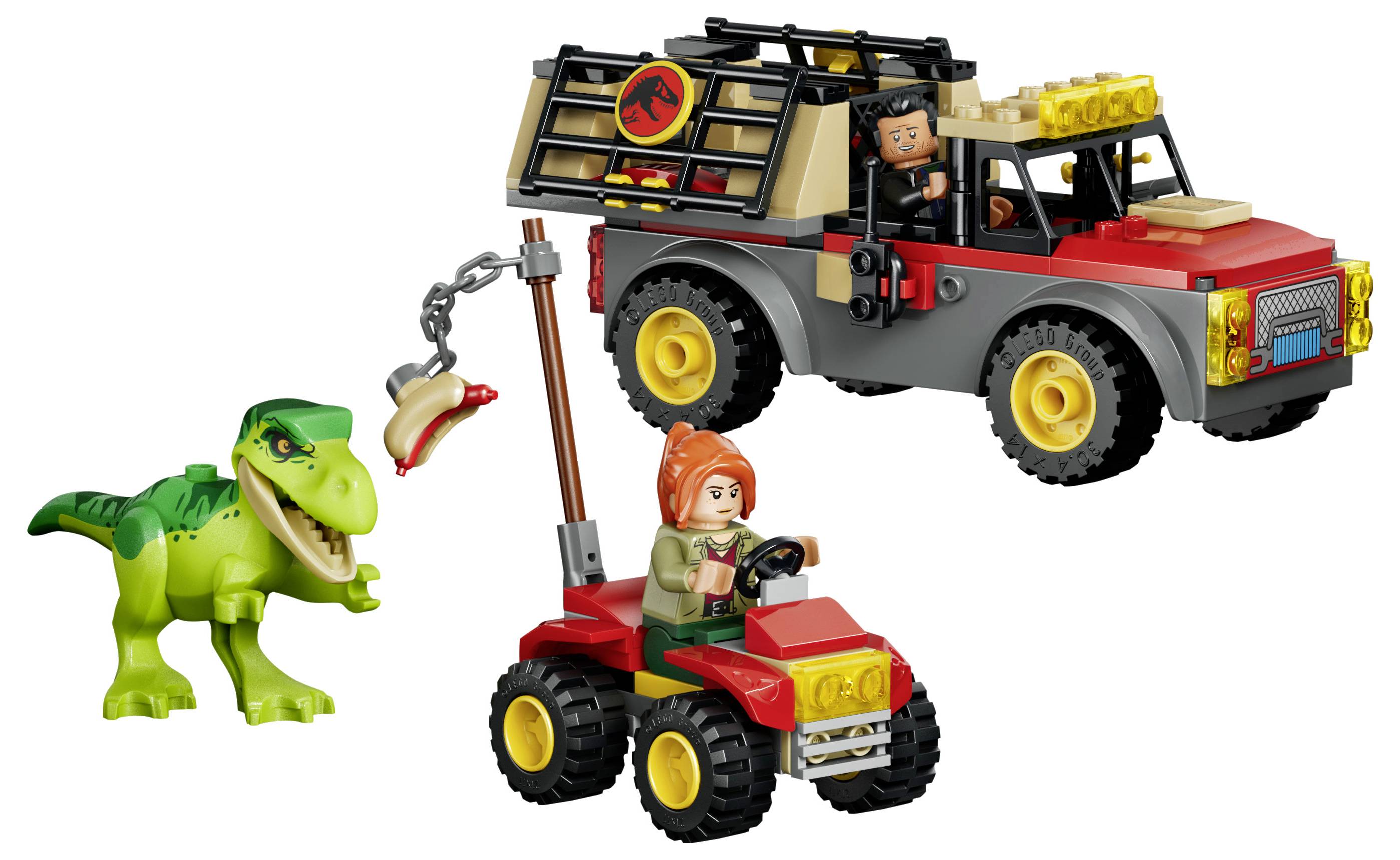 LEGO Jurassic World Spielset mit einem roten Geländewagen, rotem Quad, Fahrer und Fahrer, plus einem grünen T. rex, der ein baumelndes Hähnchenschenkel jagt.