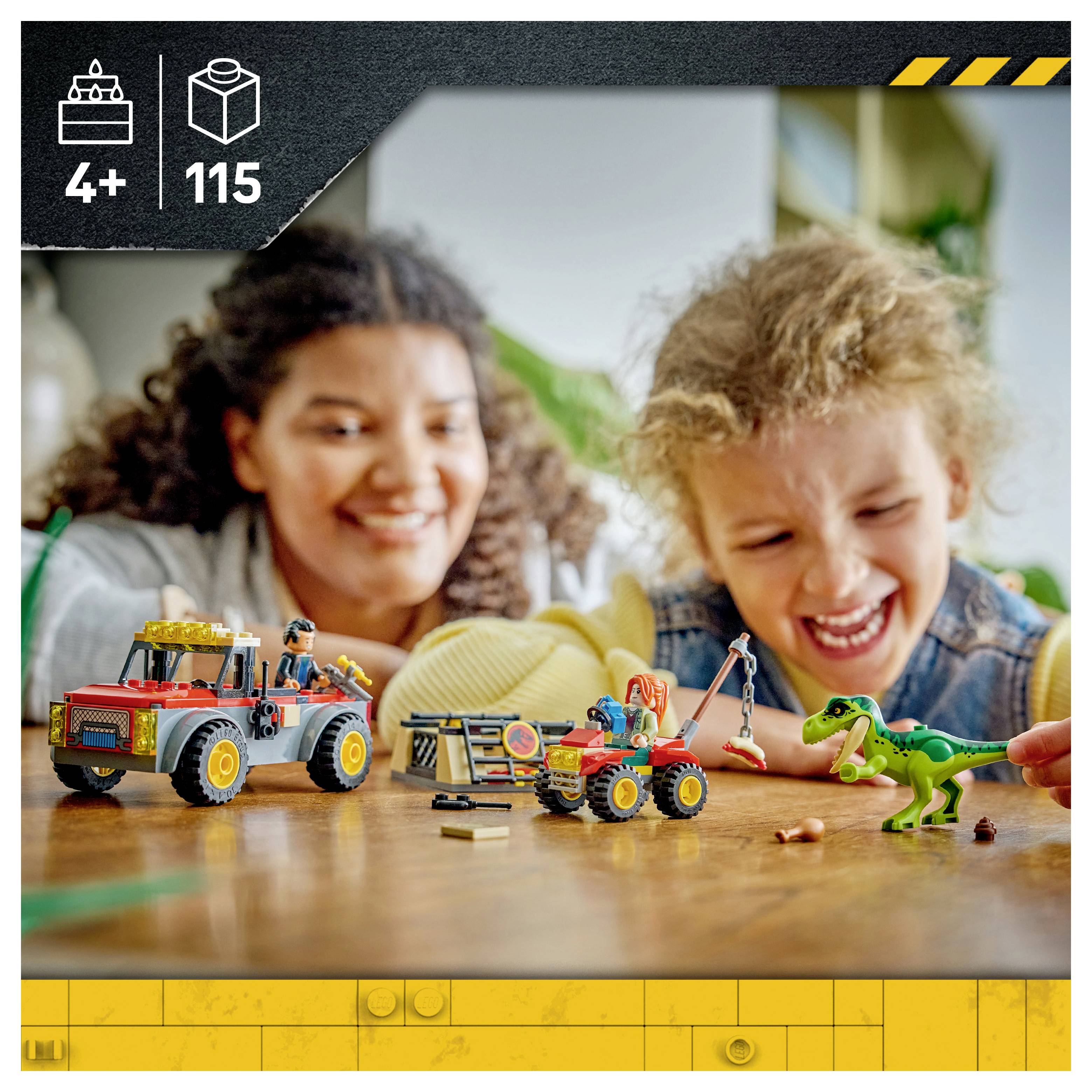 Zwei Kinder spielen mit LEGO-ähnlichen Fahrzeugen und einem grünen Dinosaurier auf einem Tisch, mit einer Altersangabe von 4+ Jahren und 115 Teilen in der Ecke.