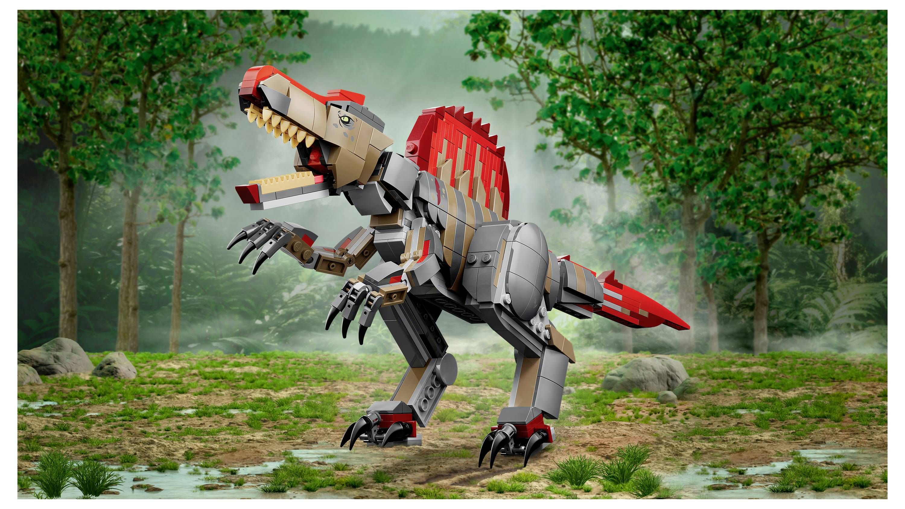Ein LEGO-ähnlicher robotischer Dinosaurier mit roten Akzenten steht in einer dschungelähnlichen Waldszene, mit offenem Maul und erhobenen Krallen.