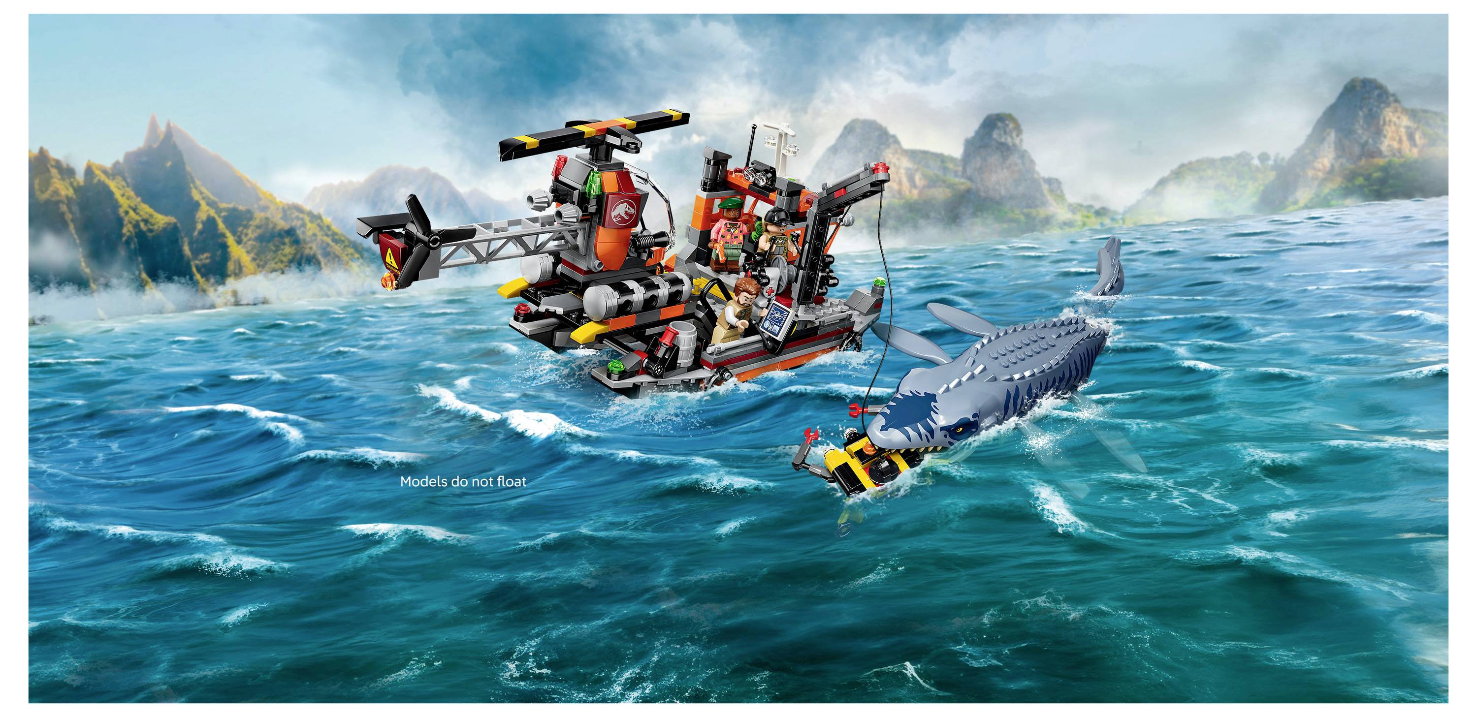 Ein LEGO-ähnlicher orangefarbener Rettungshubschrauber und ein kleines Boot verfolgen einen grauen Hai in rauem blauem Wasser in der Nähe von felsigen Inseln.