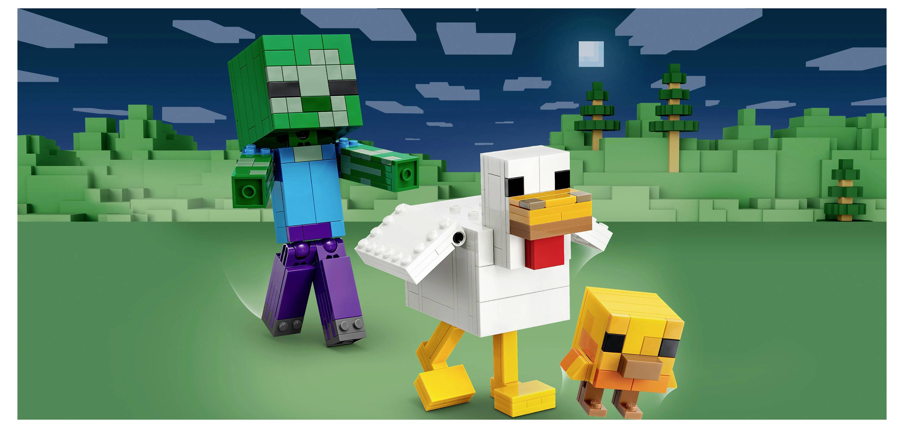 Drei LEGO-ähnliche Blockfiguren – ein grünes Zombie, ein weißes Huhn und ein kleines orangefarbenes Küken – stehen nachts zusammen auf einer grünen Landschaft.