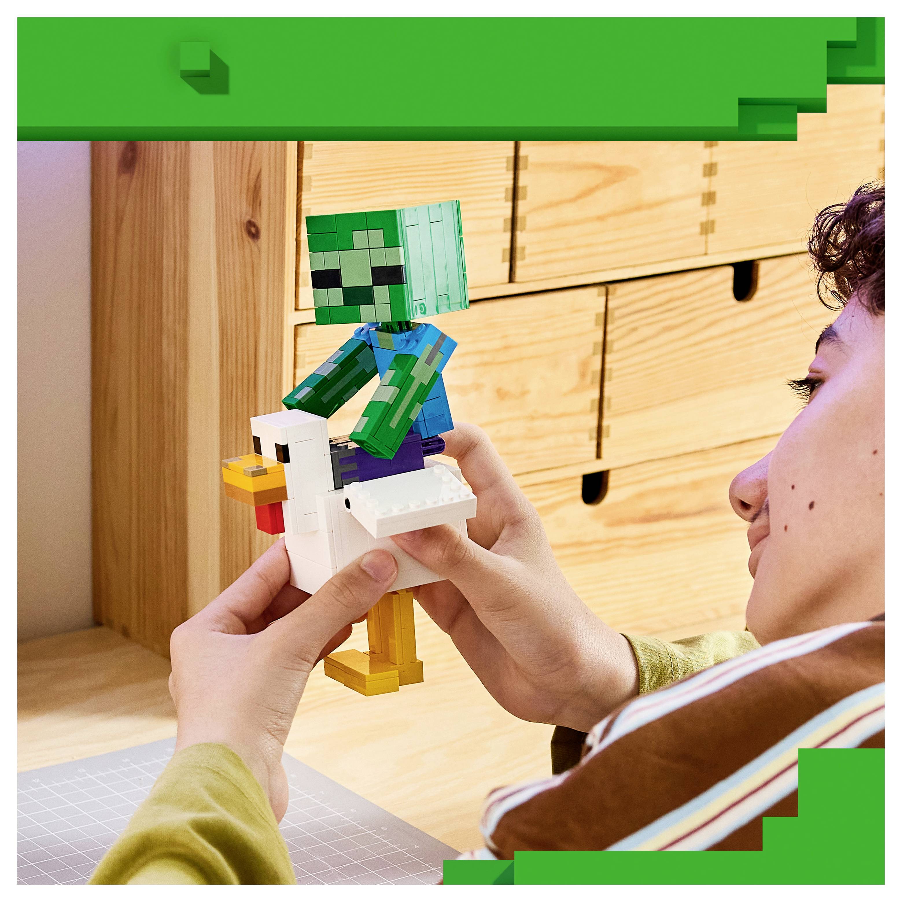 Ein Kind montiert eine LEGO-ähnliche Blockfigur, die auf einem weißen Vogel reitet, aus der Nähe an einem Holztisch betrachtet.